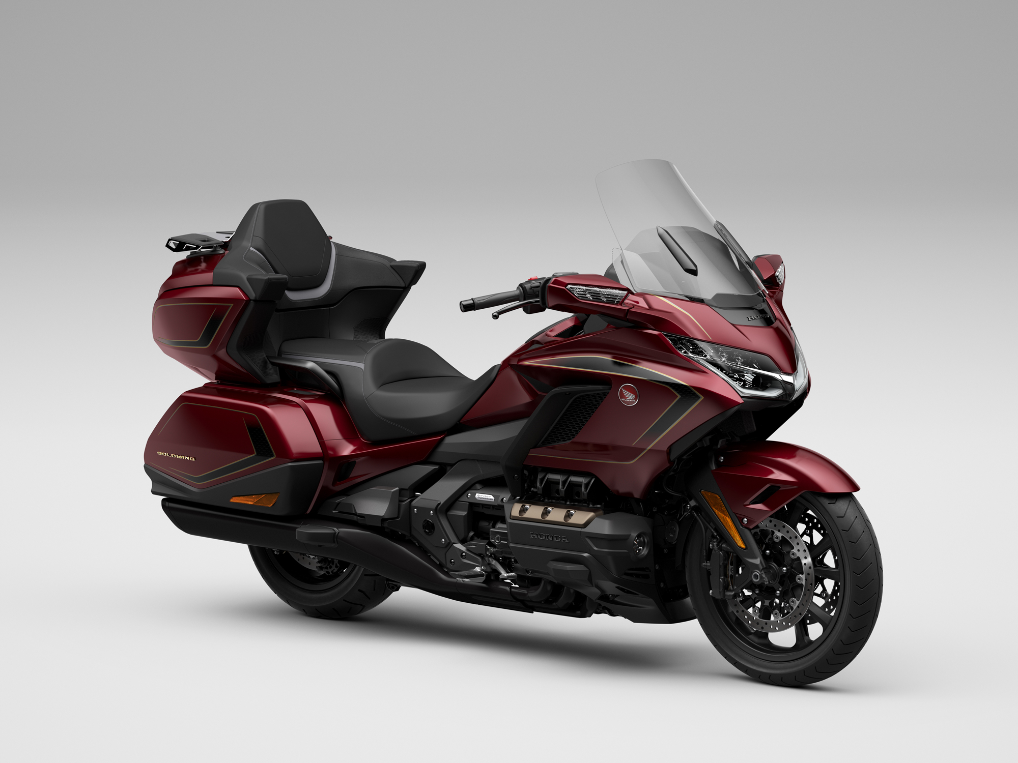 2025-GL1800_ED_AirBag_DCT_Studio_Red_ACC_Rh-FrQ_M